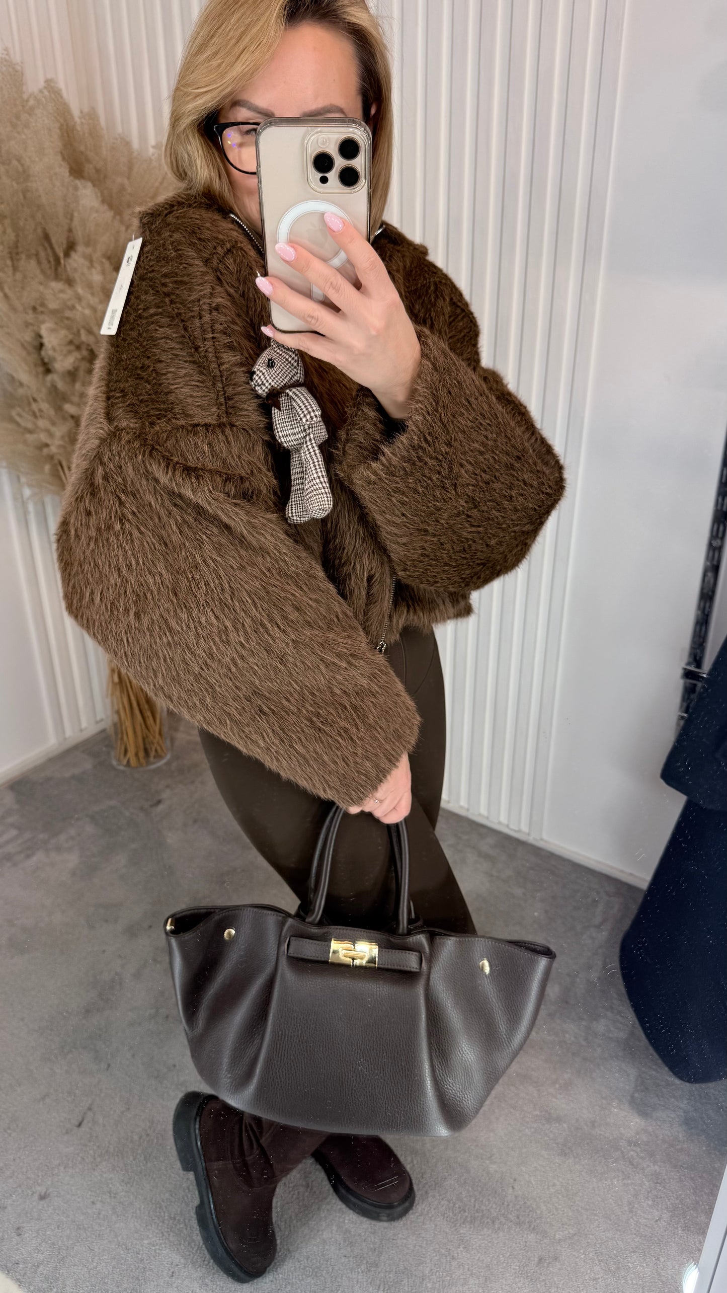 Bomberis su pakabuku