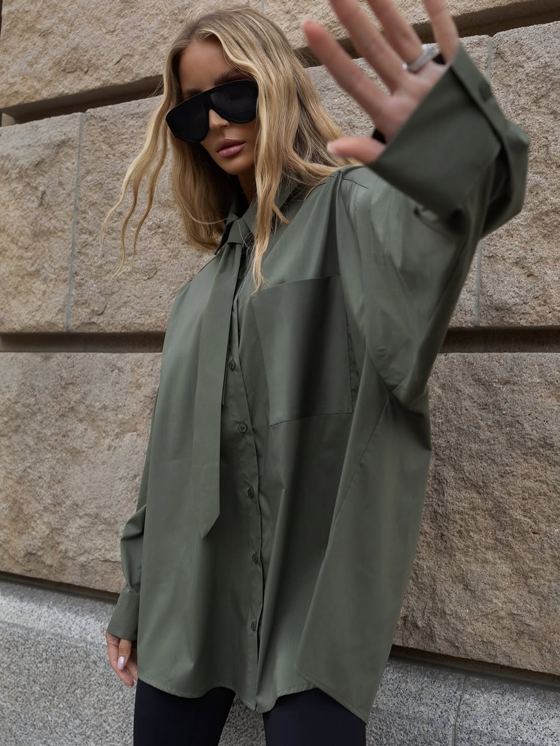 Oversize marškiniai su kaklaraiščiu