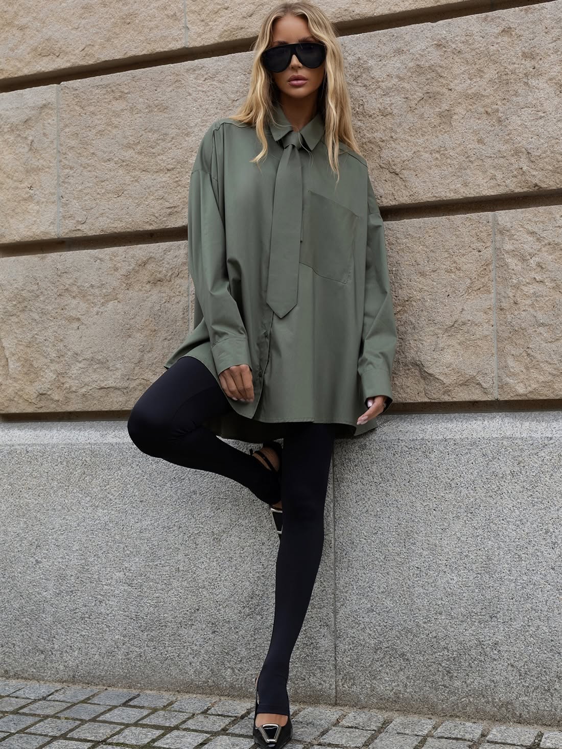 Oversize marškiniai su kaklaraiščiu