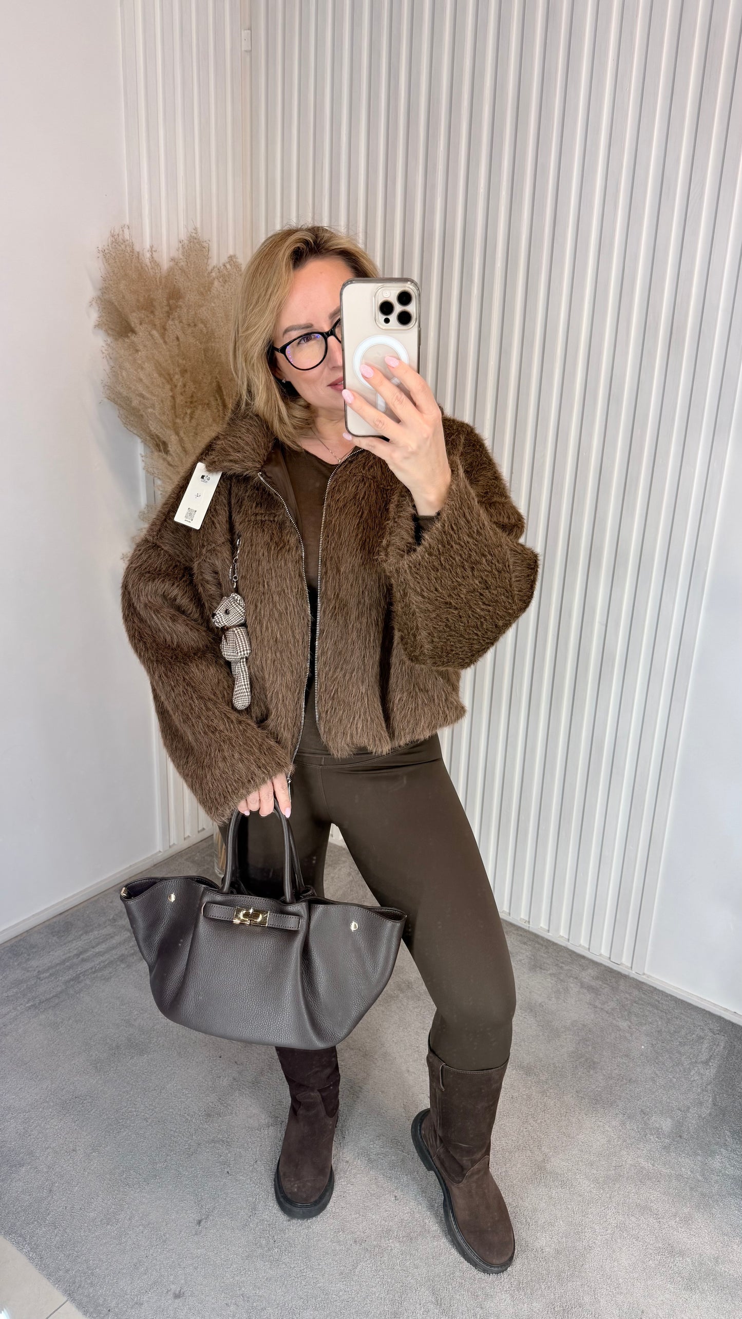 Bomberis su pakabuku